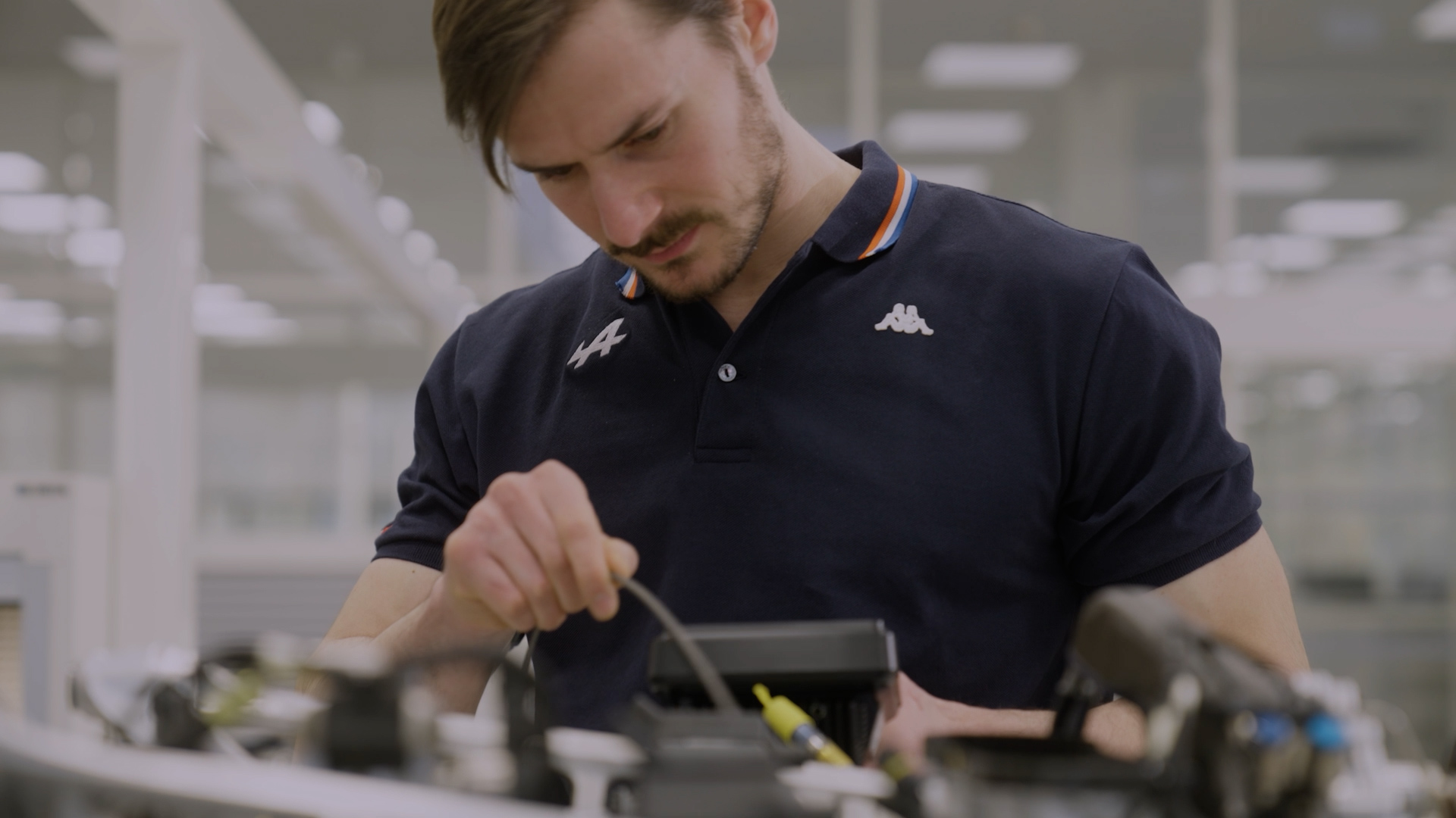 Mecanicien Alpine travaillant sur un composant