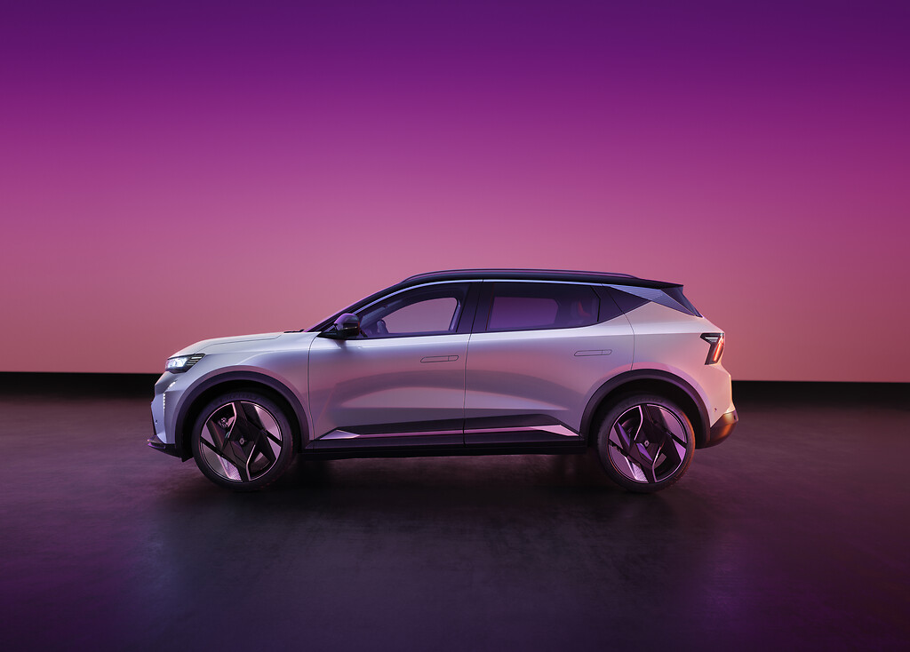 Image montrant un Scénic E-Tech Electric blanc de profil